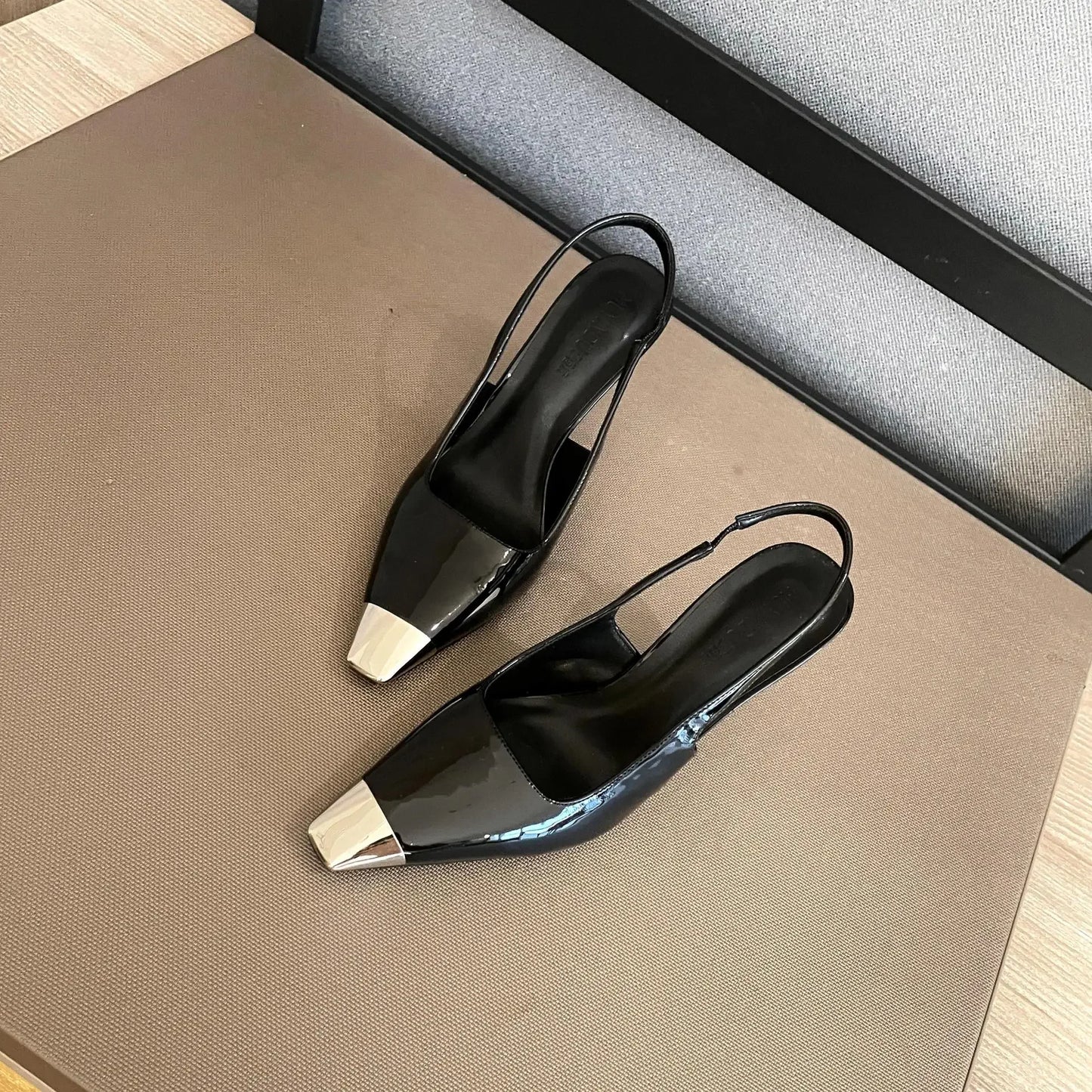 Elodie | Eleganta Högklackade Skor – Patentläder med Metallfyrkantig Tå 5