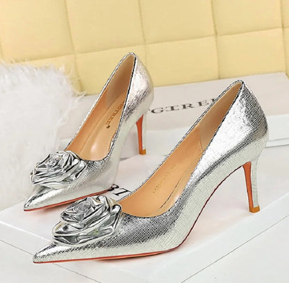 Grecia | Eleganta Pumps Med Låg Klack – Patentläder Blommiga Detaljer 6