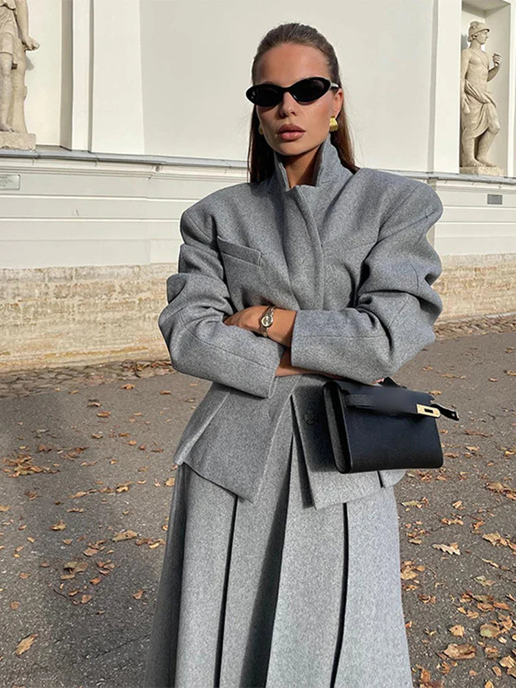 Kara | Chic Jacka Med Breda Axlar Och Veckad Kjoluppsättning – För Elegant Look 4