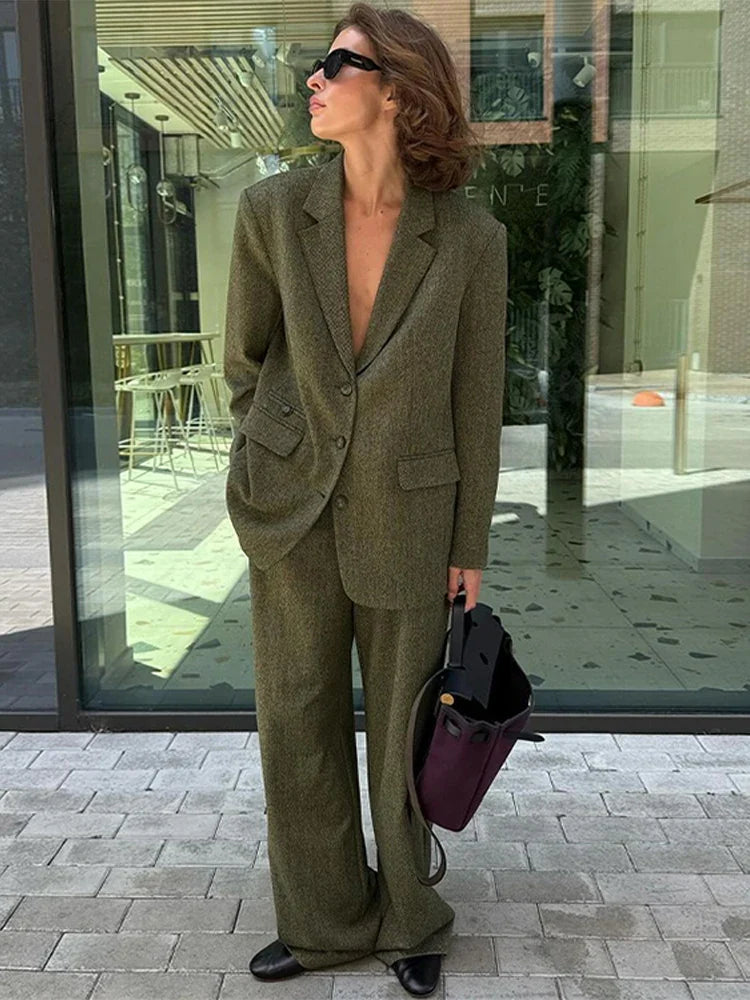 Kaitlyn | Elegant Vändkrage – Tidlös Design För Professionella Och Formella Tillfällen 1