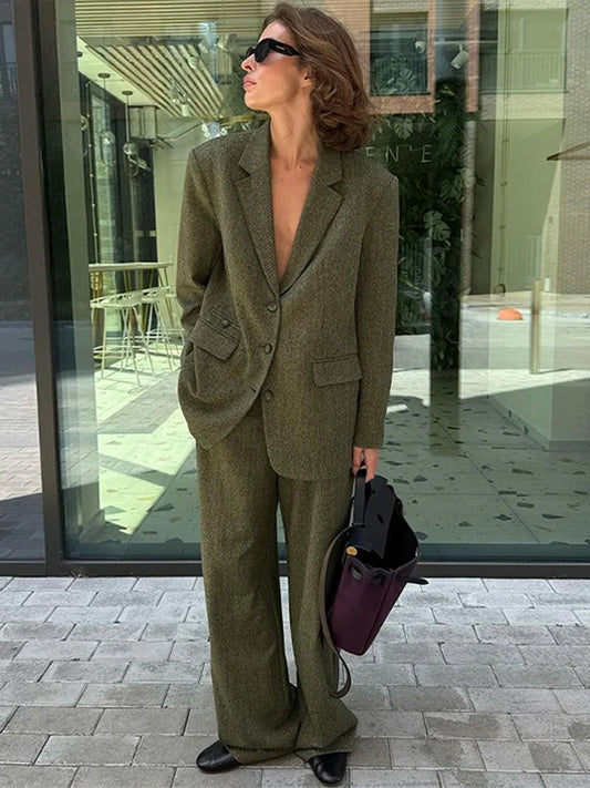 Kaitlyn | Elegant Vändkrage – Tidlös Design För Professionella Och Formella Tillfällen 1