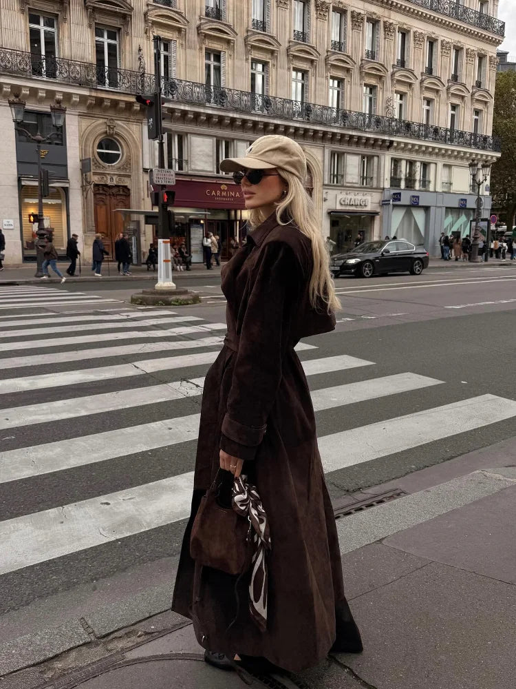 Eleanor | Dam Lång Kappa – Tidlös Brun Mocka för Elegant Stil 2