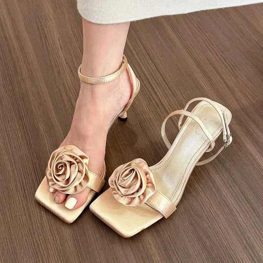 Monique | Eleganta Blommiga Högklackade Sandaler – För Stil Och Komfort 1
