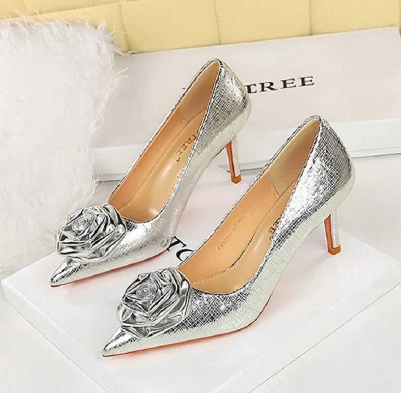 Grecia | Eleganta Pumps Med Låg Klack – Patentläder Blommiga Detaljer 7