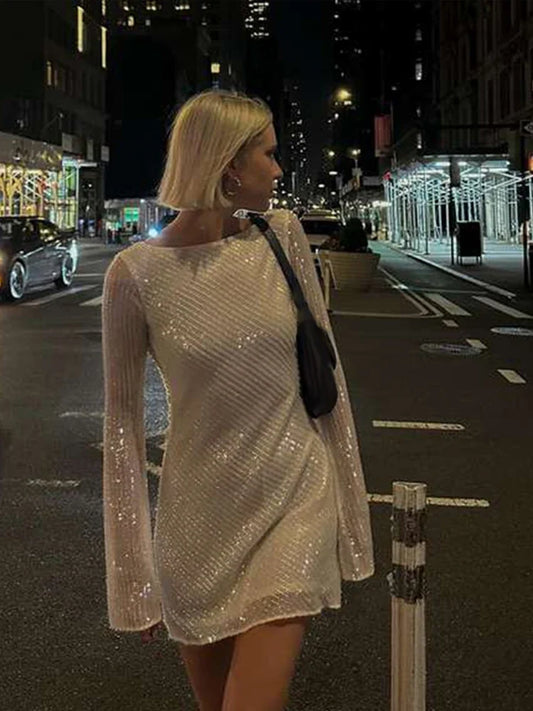 Naeva | Fest Miniklänning – Glittrig Rygglös Design Med Paljetter 1