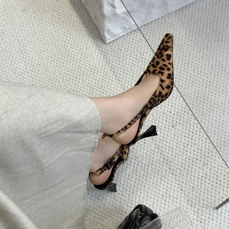 Esmeralda | Eleganta Leopardtryck Klackar – För Stil Och Komfort 4