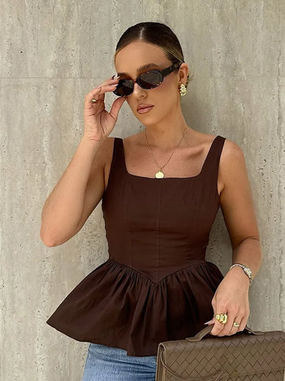 Simone | Elegant Ärmlös Topp – Rufsad Nederkant i Mjuk Brun Färg 1