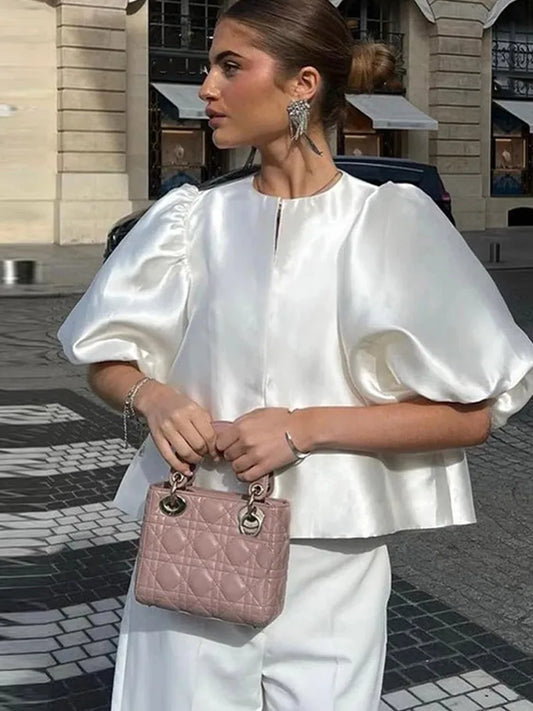 Ros | Chic Vit Blus – Ruffle Detaljer För Elegant Stil 1