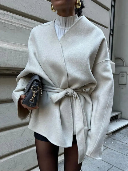Afrodite | Elegant Vit Kort Kappa – Ull V-Neck För Tidlös Stil 5