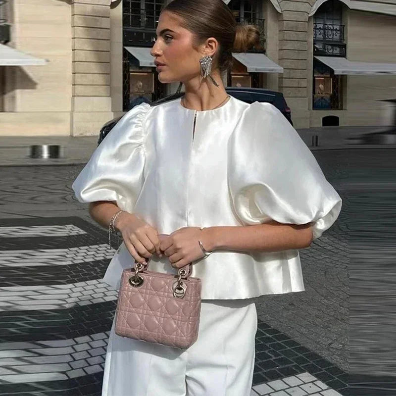 Ros | Chic Vit Blus – Ruffle Detaljer För Elegant Stil 7