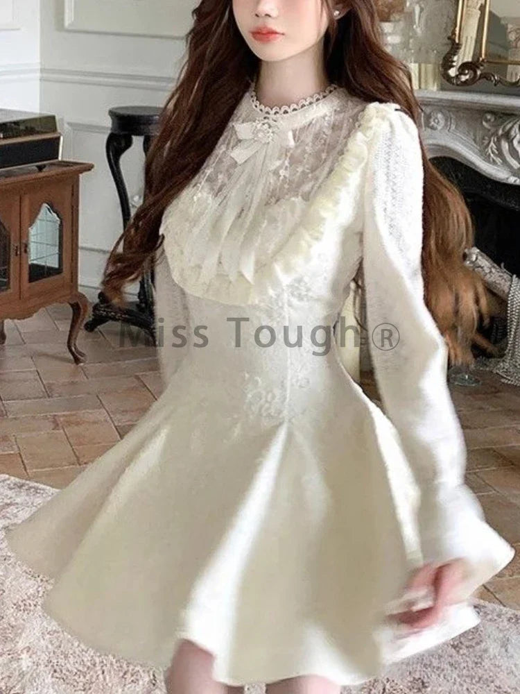 Maris | Elegant Vit Spetsklänning – Moderna Detaljer för Tidlös Stil 6