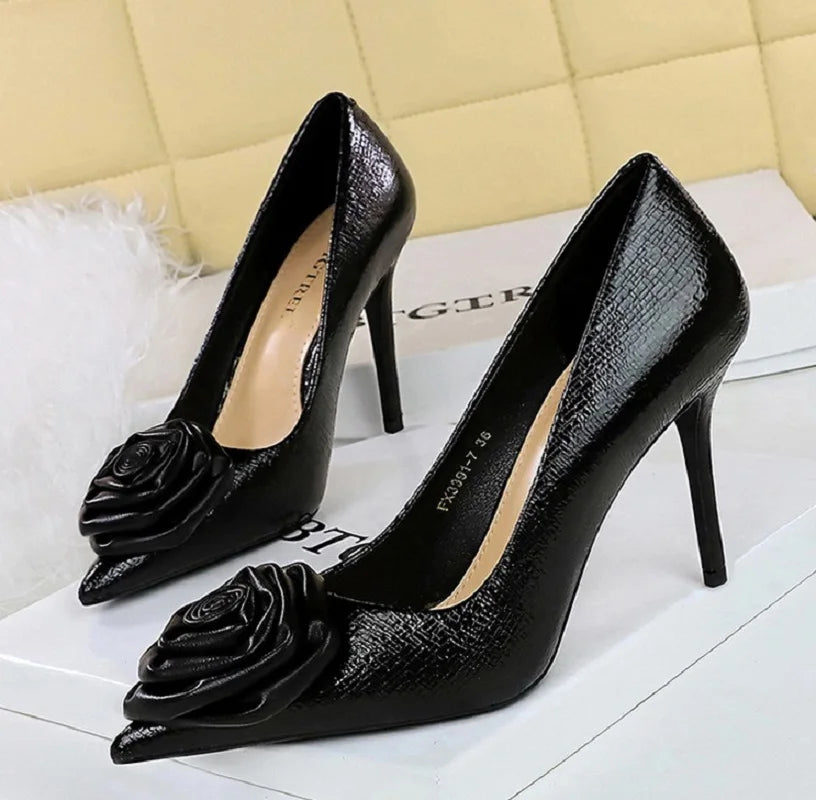 Grecia | Eleganta Pumps Med Låg Klack – Patentläder Blommiga Detaljer 9