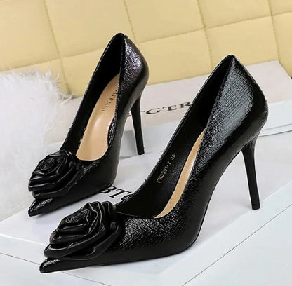 Grecia | Eleganta Pumps Med Låg Klack – Patentläder Blommiga Detaljer 9