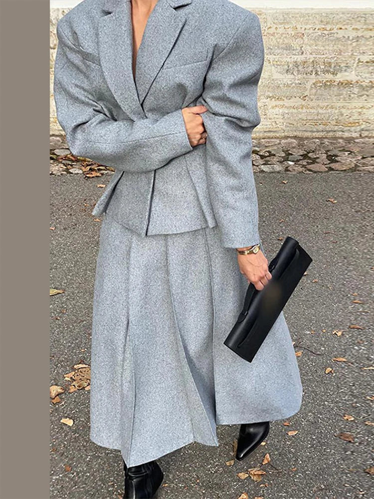 Kara | Chic Jacka Med Breda Axlar Och Veckad Kjoluppsättning – För Elegant Look 6