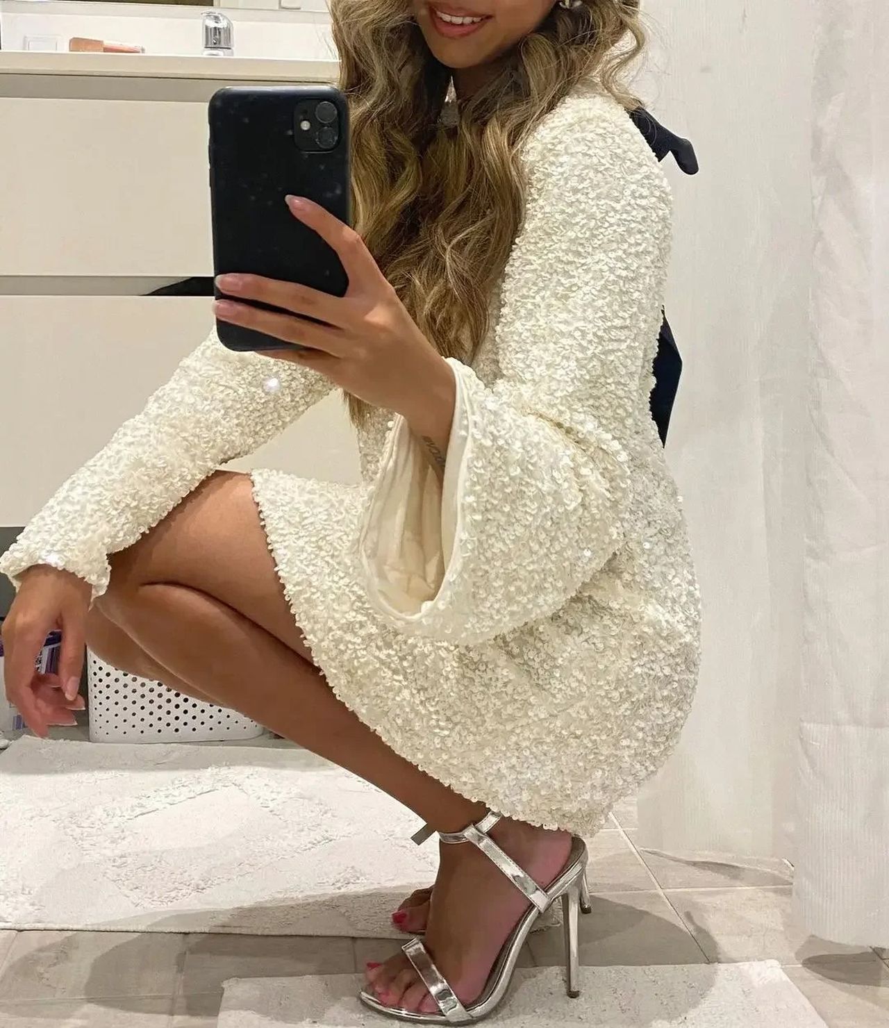 Lorena | Elegant Svart Miniklänning – Unik Båge Och Textur 3