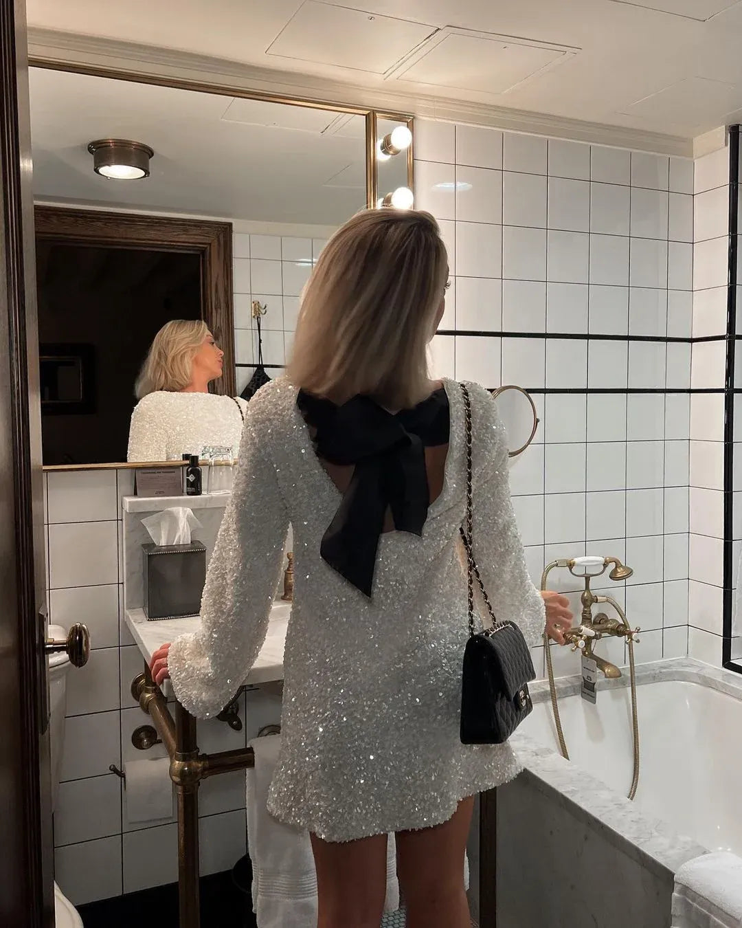 Lorena | Elegant Svart Miniklänning – Unik Båge Och Textur 2