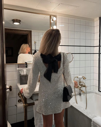 Lorena | Elegant Svart Miniklänning – Unik Båge Och Textur 2